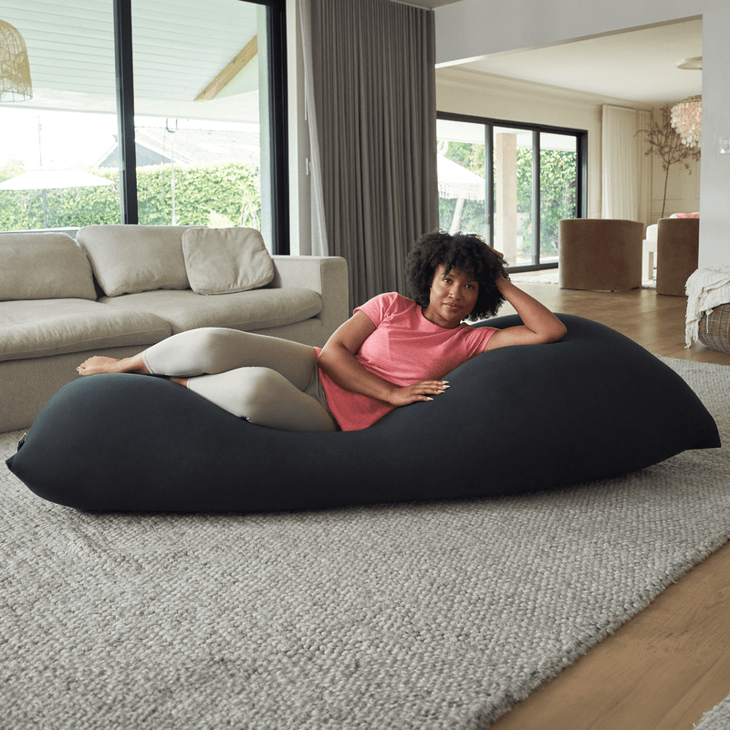 心地よい眠りを誘う、小さいサイズの抱き枕「Yogibo Roll Mini